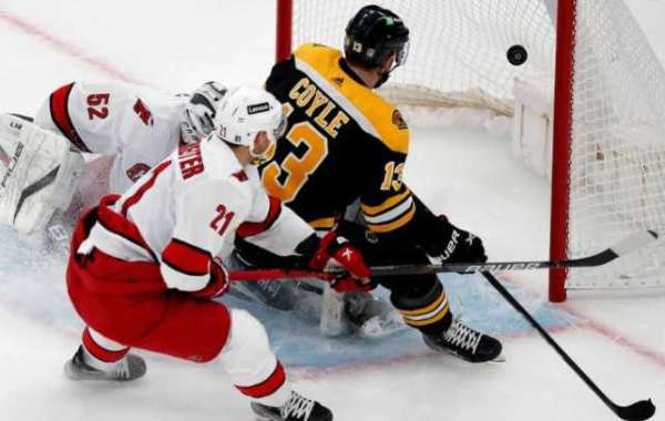 Les Bruins ont battu les Hurricanes 5-2 dans le quatrième match