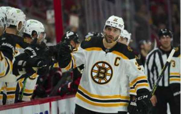 Patrice Bergeron reçoit le trophée Frank J. Selke